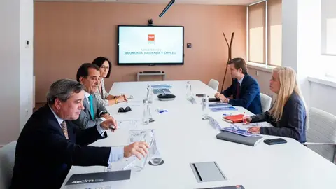 La consejera Albert, reunida con la Junta Directiva de la Asociaci&oacute;n de Empresas del Comercio y la Industria del Metal - Foto Comunidad de Madrid
