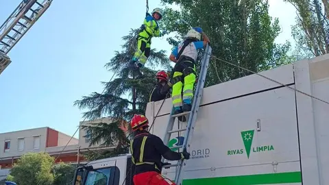 Rescate de la mujer - Foto Emergencias de la Comunidad de Madrid