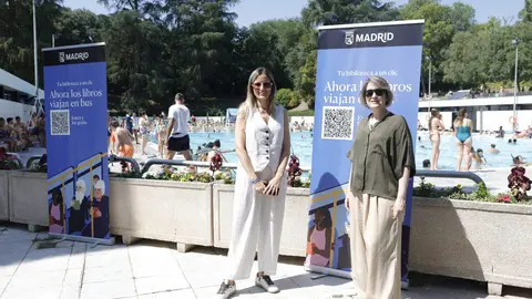 La delegada de Cultura, Turismo y Deporte, Marta Rivera de la Cruz, presenta &lsquo;Tu biblioteca a un clic&rsquo; en las piscinas municipales