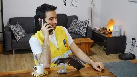 Voluntario realizando acompa&ntilde;amiento telef&oacute;nico para combatir la soledad no deseada (imagen archivo)