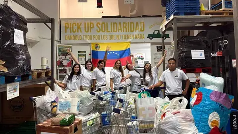 Varios integrantes durante la recogida de alimentos para enviar a Venezuela - Foto de Pickup Solidaridad en su local (cedida)