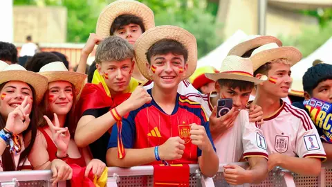 J&oacute;venes apoyando a la Selecci&oacute;n Espa&ntilde;ola en un partido - Foto de  Real Federaci&oacute;n Espa&ntilde;ola de F&uacute;tbol