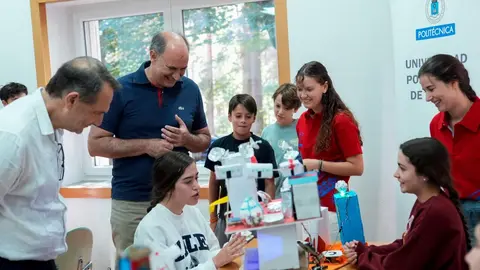 L&oacute;pez-Valverde visita en Cercedilla la XIV edici&oacute;n del Campamento Tecnol&oacute;gico de la UPM para incentivar vocaciones tempranas