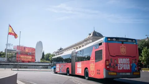 El autob&uacute;s vinilado que circula desde el comienzo del mundial | Foto de Ayuntamiento de Madrid