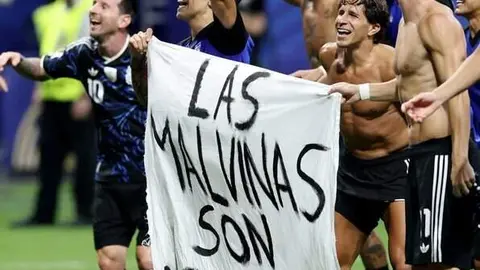 Imagen post partido de los jugadores argentinos portando la bandera. Foto compartido en X