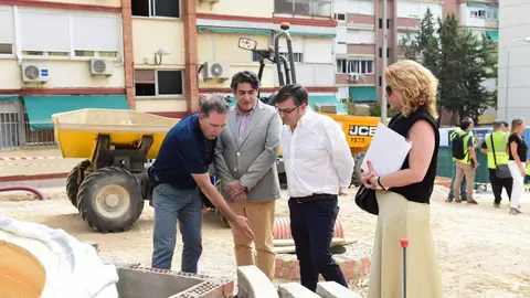 Momento visita zona Manoteras incluida en Plan Regenera Madrid