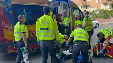 Un hombre de 75 a&ntilde;os, grave tras ser rescatado de un ahogamiento en una piscina de Hortaleza - Foto del v&iacute;deo publicado por Emergencias Madrid