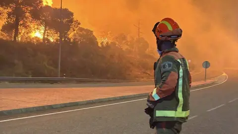 Un bombero ante las llamas | Foto de 112 Comunidad de Madrid