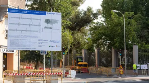 Calle Alonso Cano en obras con vallas y maquinar&iacute;a