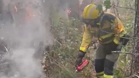 Brigadista de Brif Tabuyo utilizando fuego t&eacute;cnico en Murias de Ponjos (Le&oacute;n) | Foto de AT-Brif
