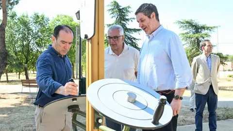 Carabante durante su visita al parque de Las Cruces tras la finalizaci&oacute;n de la tercera fase de las obras de rehabilitaci&oacute;n - Foto Ayuntamiento de Madrid