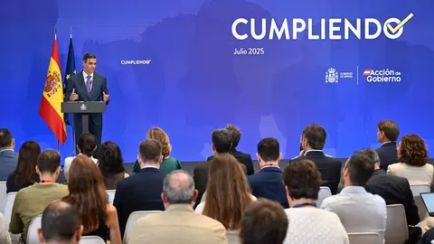 El presidente del Gobierno, Pedro S&aacute;nchez, durante su intervenci&oacute;n para hacer balance del curso pol&iacute;tico y presentar el informe Cumpliendo. | Pool Moncloa/Borja Puig de la Bellacasa. La Moncloa, Madrid - 28.7.2025
