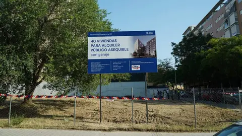 El delegado de Pol&iacute;ticas de Vivienda y presidente de la Empresa Municipal de la Vivienda y Suelo de Madrid (EMVS Madrid), &Aacute;lvaro Gonz&aacute;lez, coloca la primera piedra de Carabanchel 35