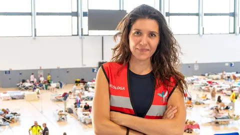 Timanfaya Hern&aacute;ndez, decana del Colegio Psicolog&iacute;a de Madrid (COPM) en un polideportivo de Las Rozas donde atendieron a las personas evacuadas durante los incendios forestales en la Sierra Oeste - Foto cedida por el COPM