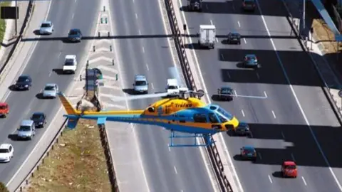 Helic&oacute;ptero de la DGT controlando una carretera - Foto DGT