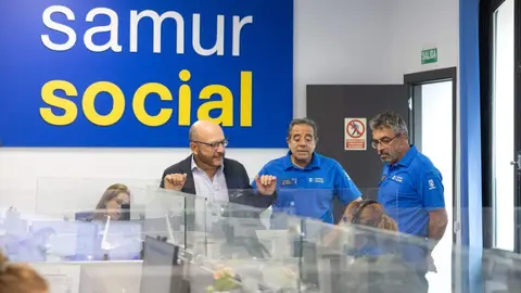 Fern&aacute;ndez con responsables de SAMUR Social - Foto Ayuntamiento de Madrid