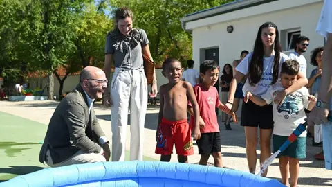 Fern&aacute;ndez con peque&ntilde;os participantes - Foto Ayuntamiento de Madrid
