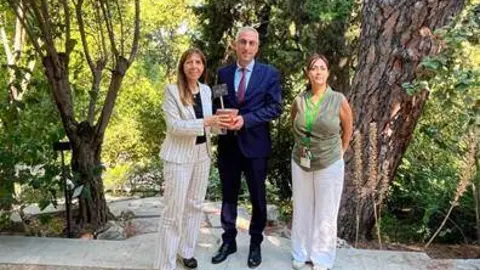 Imagen de la donaci&oacute;n de la planta. De izquierda a derecha, Mar&iacute;a-Paz Mart&iacute;n, directora del RJB-CSIC; Michalis Ioannou, embajador de Chipre en Espa&ntilde;a; y Beatriz Perlines, jefa unidad de Jard&iacute;n y Arbolado. Secci&oacute;n I. &copy; Encarna Garc&iacute;a | RJB-CSIC