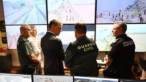 Pedro S&aacute;nchez, con representantes de las Fuerzas y Cuerpos de Seguridad del Estado en la frontera del Tarajal (Ceuta) - Foto de Pool Moncloa / Borja Puig de la Bellacasa