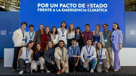 Aagesen con participantes en un acto sobre el Pacto de Estado frente a la Emergencia Clim&aacute;tica | Foto de Miteco