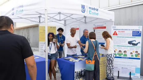 Imagen de la carpa instalada por Madrid Salud para informar sobre c&oacute;mo contemplar el eclipse con seguridad - Foto Ayuntamiento de Madrid