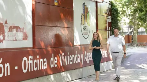 La alcaldesa, en su visita a la oficina de vivienda . Foto Ayuntamiento de Alcorc&oacute;n