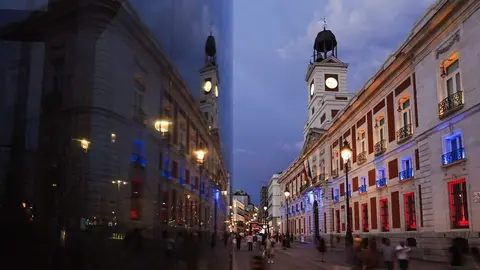 Real Casa de Correos iluminada con los colores de la bandera de Colombia - Comunidad de Madrid