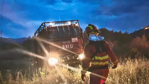 Militares de la UME, participando en la lucha contra el fuego - Foto de UME