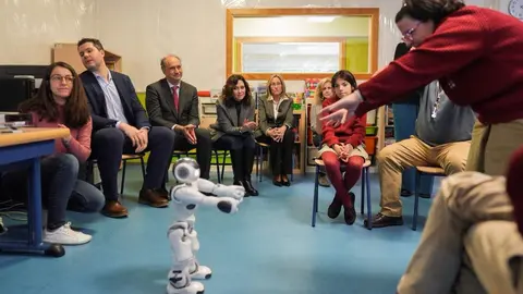 Robic, robot social,  interact&uacute;a con los alumnos del colegio Gaudem - Foto Comunidad de Madrid