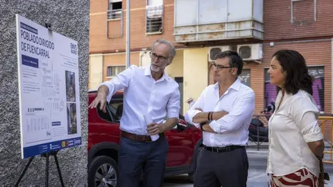 Gonz&aacute;lez, De Miguel y Arroyo durante la visita al Poblado Dirigido de Fuencarral - Foto Ayuntamiento de Madrid