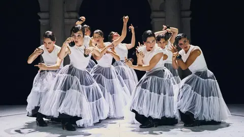 Bailarinas del Ballet Espa&ntilde;ol de la Comunidad de Madrid en una escena de Nascencia. &copy;Juan Carlos Toledo