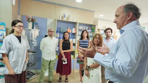 San Mart&iacute;n de Valdeiglesias, 19 de agosto de 2026. El consejero de Digitalizaci&oacute;n de la Comunidad de Madrid, Miguel L&oacute;pez-Valverde, visita San Mart&iacute;n de Valdeiglesias para explicar a las empresas afectadas por los incendios de este verano las ayudas del Gobierno regional para recuperar sus equipos y la conexi&oacute;n a Internet.