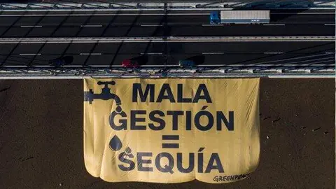 Pancarta gigante que asocia la sequ&iacute;a con la mala gesti&oacute;n del agua - Foto de Greenpeace