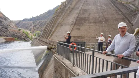 Presa de El Atazar (El Atazar - Patones), 21 de agosto de 2026.  El consejero de Digitalizaci&oacute;n de la Comunidad de Madrid, Miguel L&oacute;pez-Valverde, visita la prensa de El Atazar para explicar el uso eficiente de tecnolog&iacute;as de refrigeraci&oacute;n de &uacute;ltima generaci&oacute;n que minimizan el consumo h&iacute;drico en centros de datos.