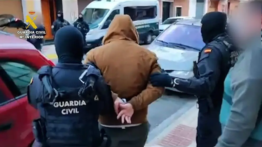 Agentes de la Guardia Civil llev&aacute;ndose a un hombre detenido - Foto de la Guardia Civil