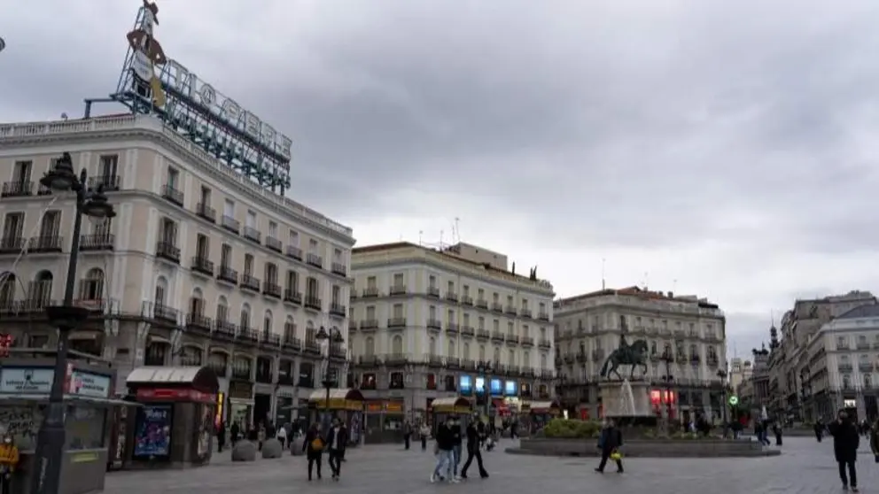 Puerta del Sol, en Madrid, un d&iacute;a desapacible - Servimedia