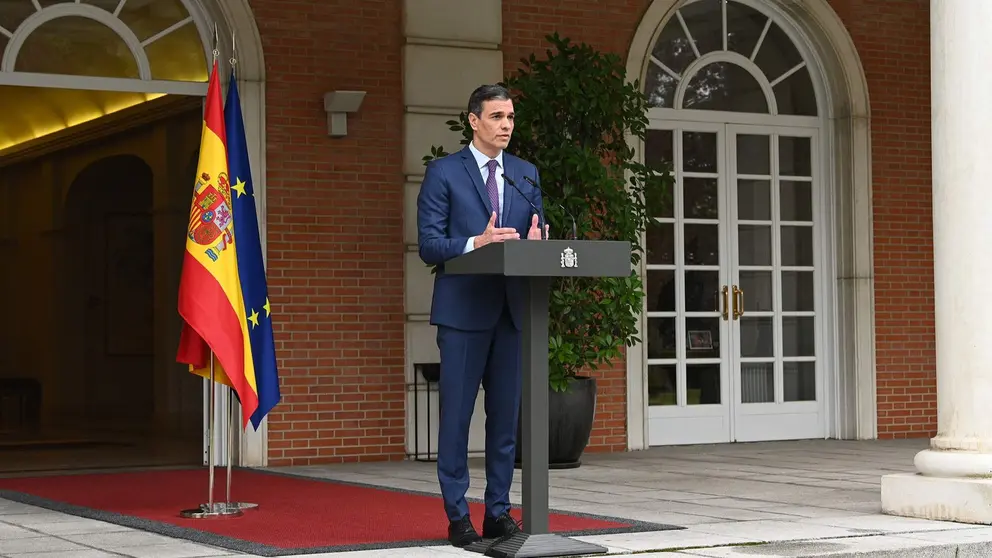 S&aacute;nchez, en una de sus comparecencia en los jardines gubernamentales - Foto de Pool Moncloa