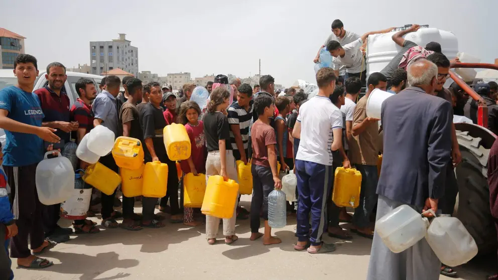 La poblaci&oacute;n en la Franja de Gaza hace cola para tratar de conseguir agua potable - Unrwa