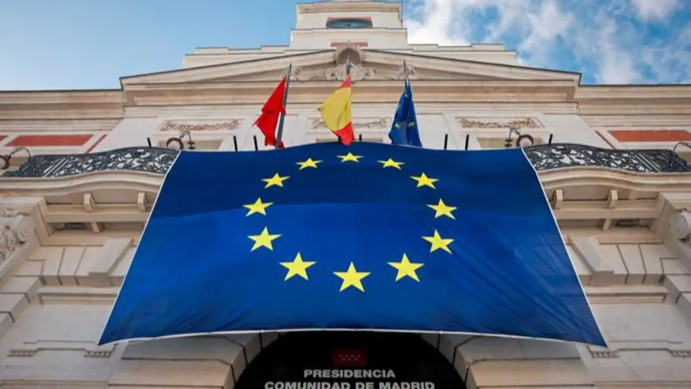 La Real Casa de Correos luce la bandera de la UE para conmemorar el D&iacute;a de Europa - Comunidad de Madrid