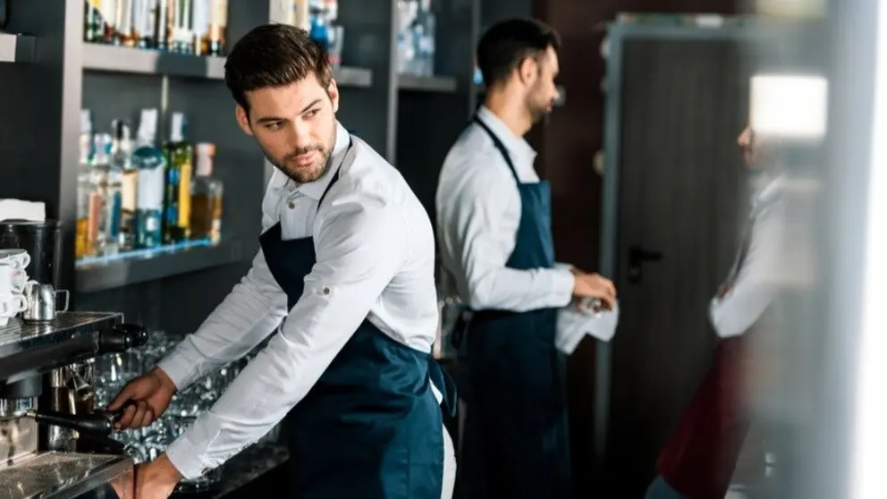 Camarero trabajando en un establecimiento de hosteler&iacute;a| Foto de 123rf/ligthfieldstudios