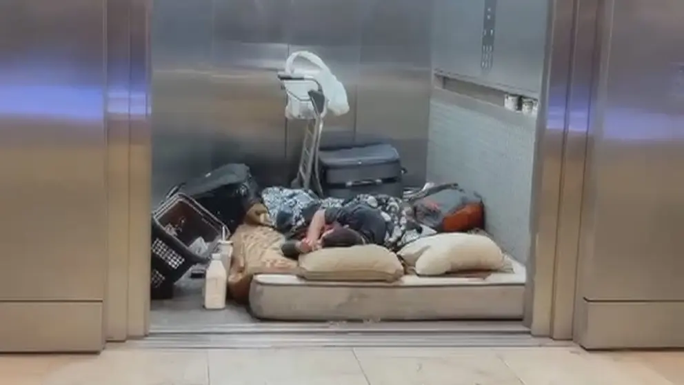 El aeropuerto de Barajas se ha convertido en refugio improvisado para cerca de 500 sintecho