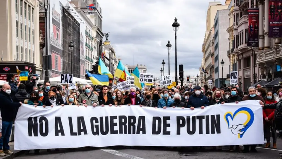 Miles de ucranianos claman en Madrid por una &ldquo;paz justa&rdquo; y unidad contra Rusia