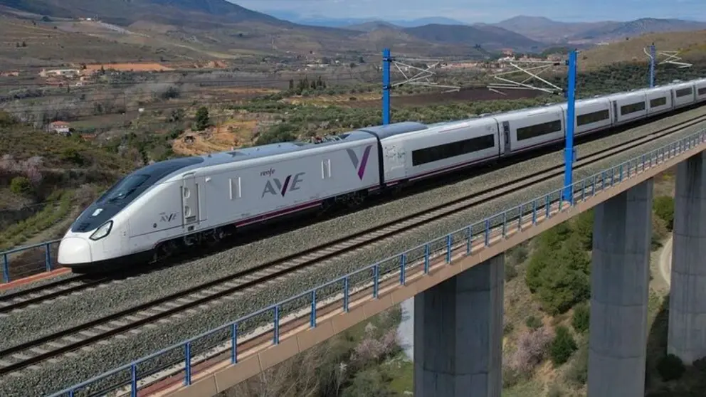 Un tren circulando | Foto de Renfe