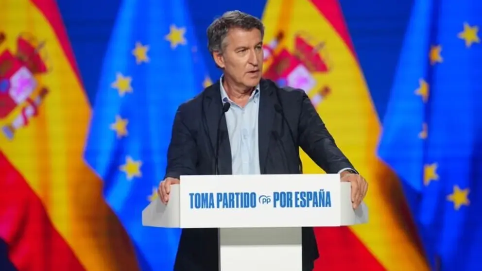 Alberto N&uacute;&ntilde;ez Feij&oacute;o saluda a los compromisarios del PP en la clasura del Congreso Nacional de su partido | Foto de PP/David Mudarra