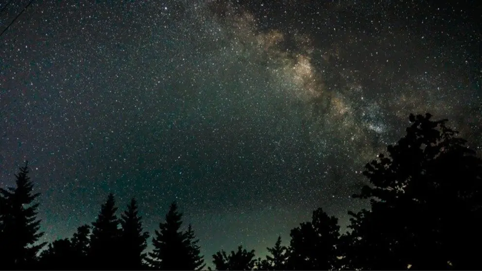 Perseidas Madrid: lluvia de estrellas - wirestock