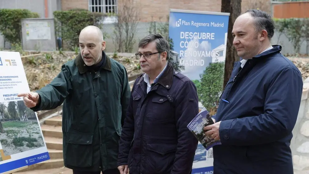 Visita del delegado de Pol&iacute;ticas de Vivienda, &Aacute;lvaro Gonz&aacute;lez, y el concejal de Moratalaz, Nacho Pezuela, al barrio de Vinateros tras su regeneraci&oacute;n