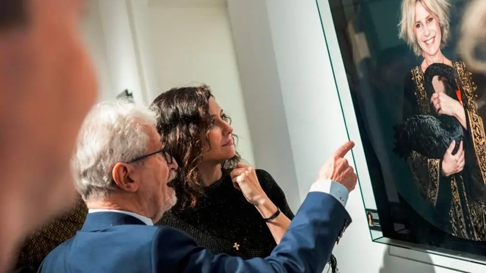 D&iacute;az Ayuso, en la exposici&oacute;n Des-caradas. Mujeres hist&oacute;ricas vistas con los ojos de hoy - Foto Comunidad de Madrid
