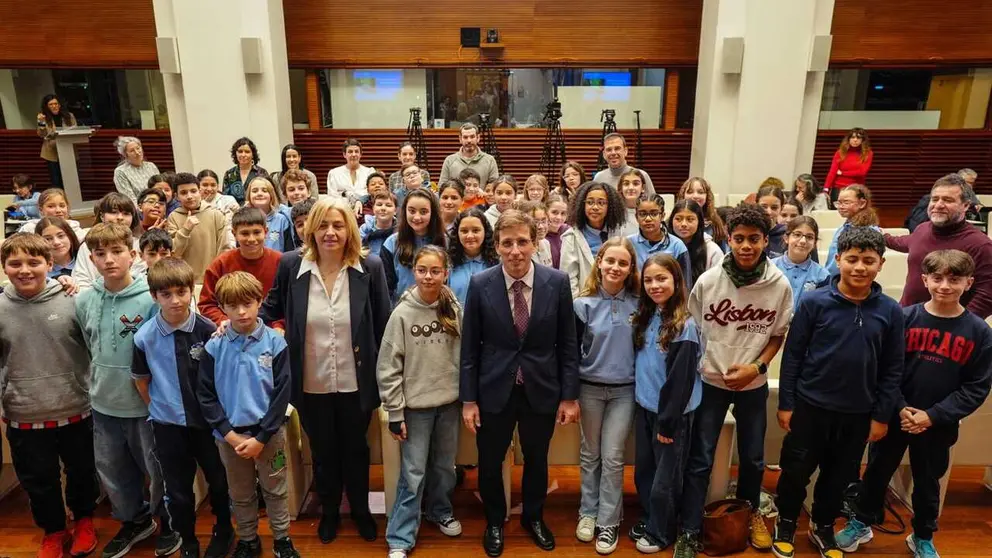 Almeida y Sanz, durante la inauguraci&oacute;n de la jornada &lsquo;J&oacute;venes contra el ciberacoso: espacios online libres de violencia&rsquo; - Foto Ayuntamiento de Madrid