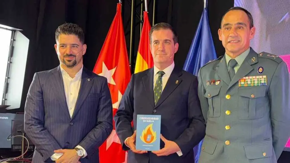 De izquierda a derecha: Nicol&aacute;s Marchal, director del grado de criminolog&iacute;a de la Universidad Nebrija; Fernando Mairata, presidente del Grupo Armora y PETEC y CEO de DLTCode; Francisco Almansa Aguilar, general de Brigada de la Guardia Civil, jefatura de Transformaci&oacute;n Digital y Ciberseguridad