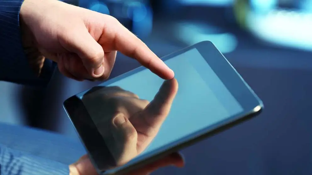 Hombre con la tablet - Foto de pixelshot (Canva)